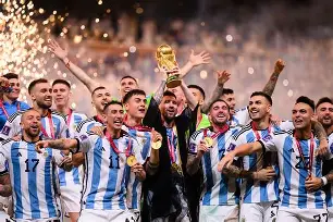 球星梅西独中两球,带领球队晋级了吗